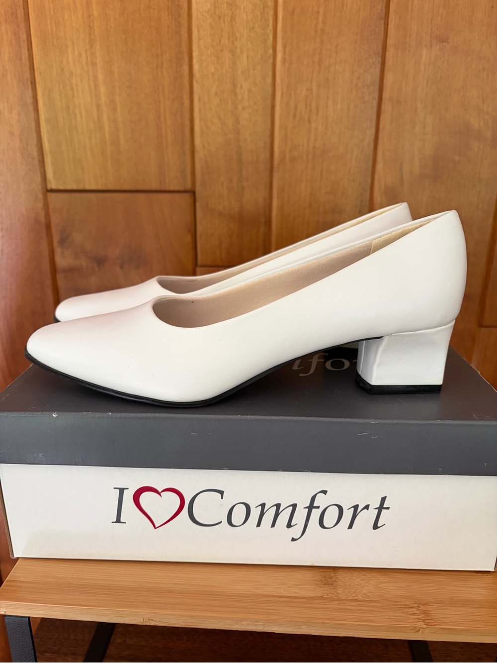I 🩷 Comfort White Low Block Heel Pumps Women's Sz 8M. Wedding! Summer! Office.